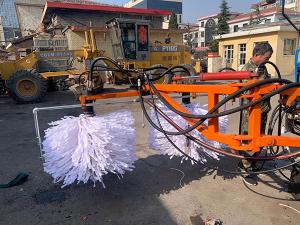2020年11月11日山西省晉中市昔陽(yáng)縣公路管理段與河南都市機(jī)械設(shè)備有限公司合作，在宋段長(zhǎng)王隊(duì)長(zhǎng)凌師傅的精心安排指導(dǎo)下與喬主任祝師傅的積極努力，成功研制出了加寬雙護(hù)欄板600mm護(hù)欄清洗機(jī)